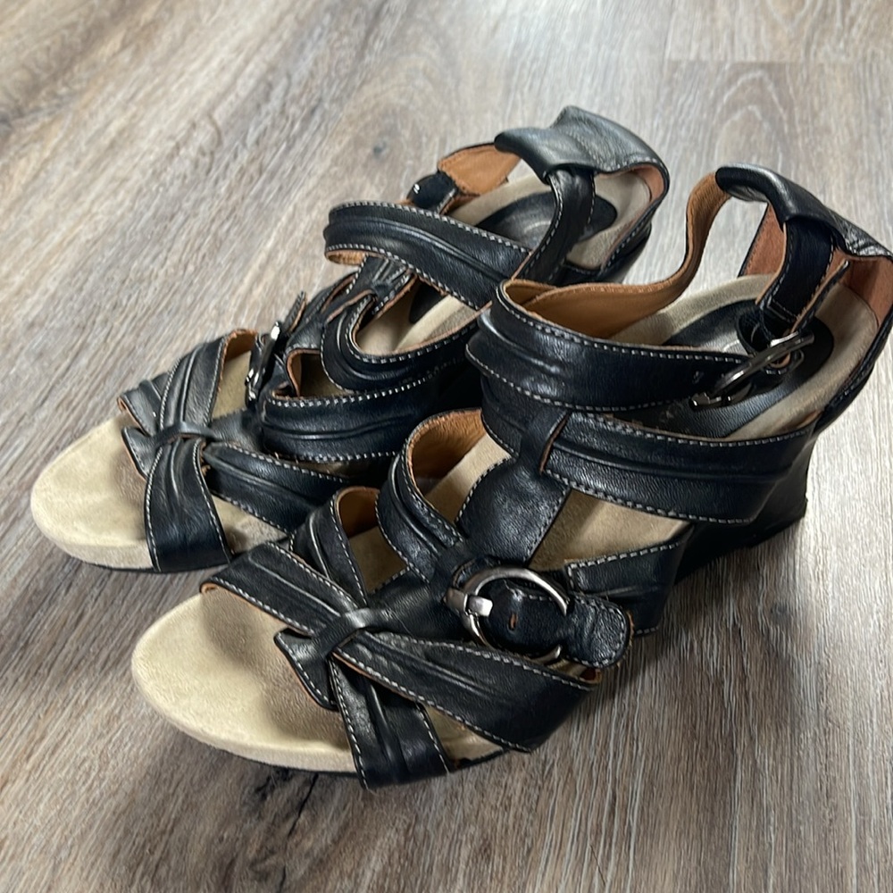 Earthies Leather Strappy Sandals Size 8.5